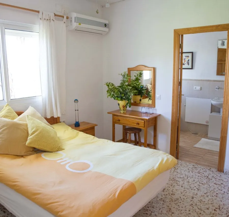 Lemon Double room, bed and desks