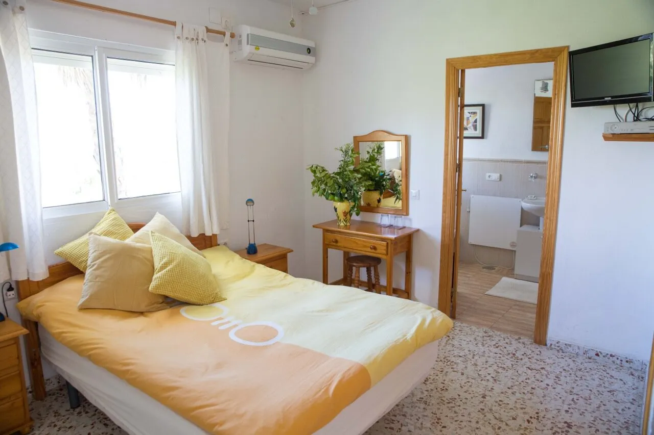 Lemon Double room, bed and desks